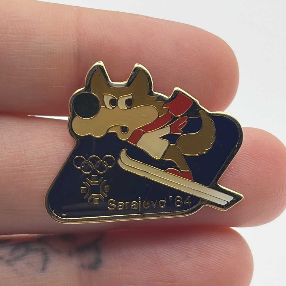 1984 Sarajevo Winter Olympic Games Vucko The Wolf Mascot Ski Jump Lapel Hat Pin